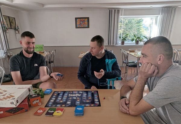 Бібліотекарі завітали до військових, які проходять реабілітацію (05.10.2025)