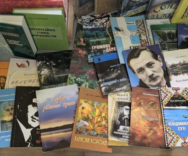 Книги з власної домашньої колекції від українського поета Петра Велесика (29.07.2026)
